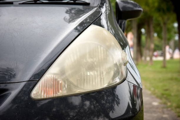 faros dañados y borrosa - faro luz de vehículo fotografías e imágenes de stock