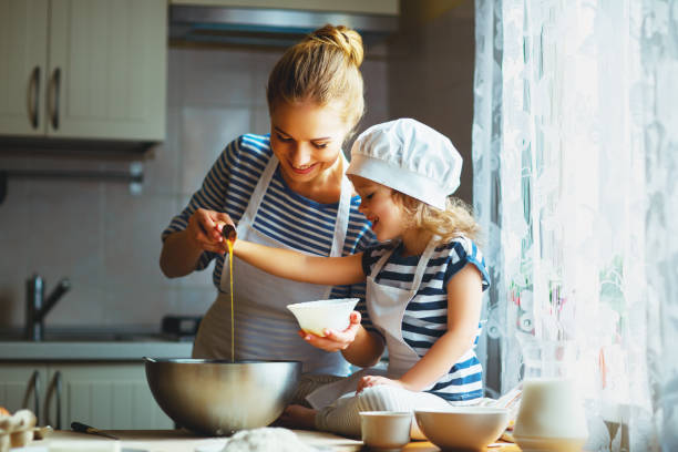 부엌에서 행복한 가족. 반죽을 준비하는 어머니와 아이, 쿠키를 구워 - rolling dough pastry apron 뉴스 사진 이미지