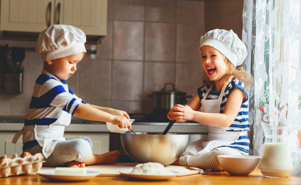 幸せな家族面白い子供たちは台所でクッキーを焼く - 5493 ストックフォトと画像