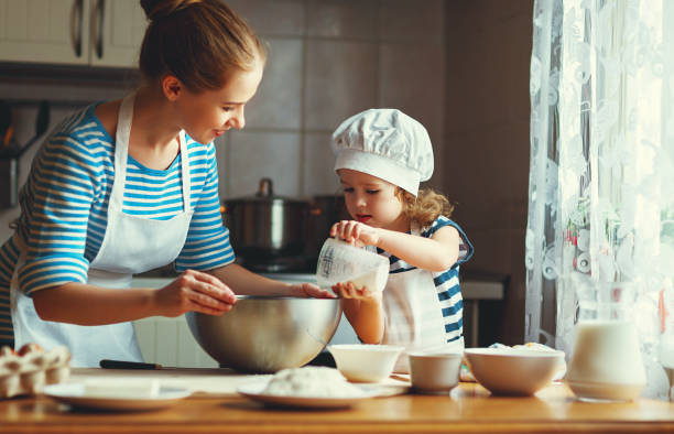 feliz familia en la cocina. madre e hijo preparando masa, hornear galletas - 5461 fotografías e imágenes de stock