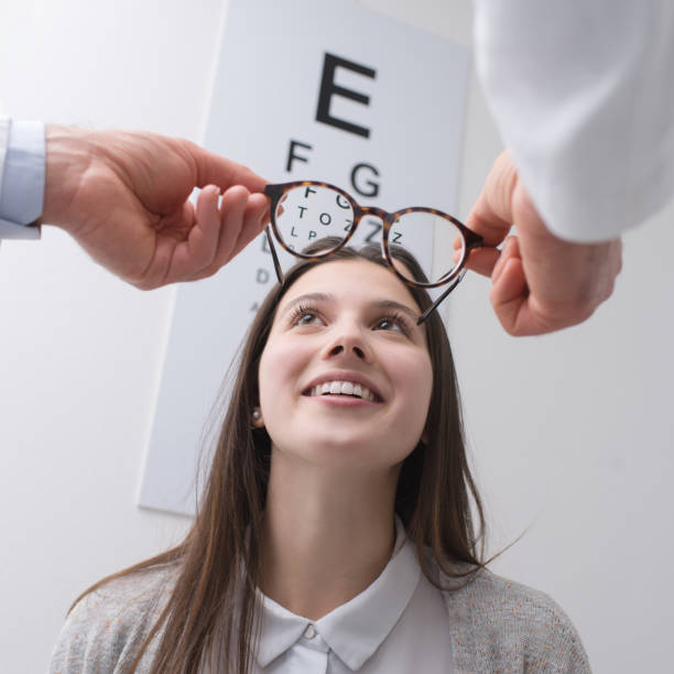 幸せな女性の彼女の新しいメガネをしようとしています。 - patient happiness cheerful optometrist ストックフォトと画像