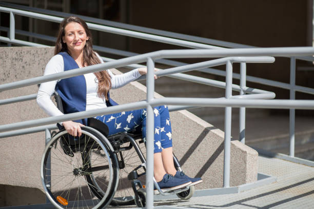 一名年輕女子的輪椅坡道説明 - 輪椅坡道 個照片及圖片檔