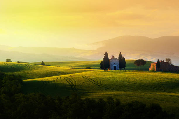 istock Landscape at sunrise in Tuscany (with the famous Cappella di Vitaleta) 670190912