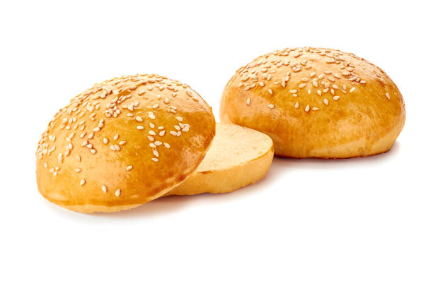 panecillos de hamburguesa caseros en blanco - sesame seed white isolated on white fotografías e imágenes de stock