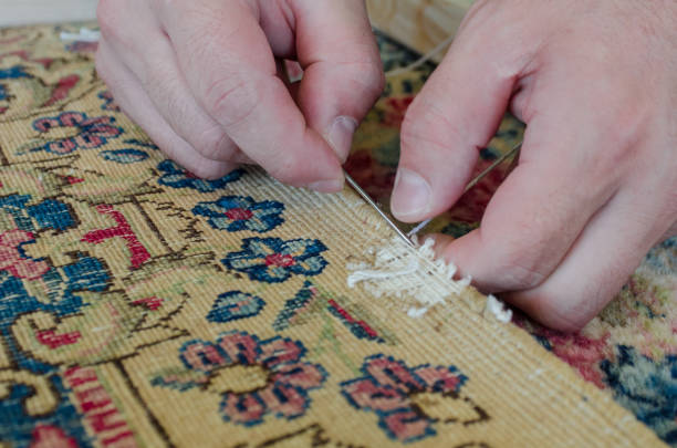 processo di riparazione dei tappeti - eastern anatolia foto e immagini stock