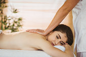 junge-frau-eine-massage.jpg?b=1&s=170x17