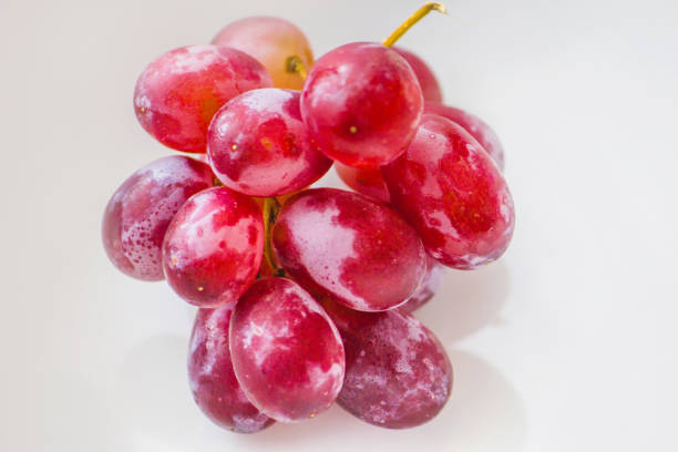 uva rossa isolata su sfondi bianchi - red grape grape fruit sweet food foto e immagini stock