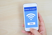 hand-mit-smartphone-mit-mobile-payment-k