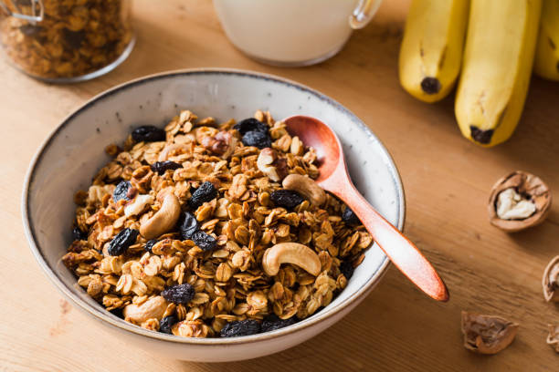 granola con pasas y nueces en un tazón - oatmeal porridge oat raisin fotografías e imágenes de stock