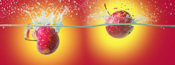 maçãs em respingo de água sobre o fundo amarelo-vermelho brilhante - apple red fruit water - fotografias e filmes do acervo