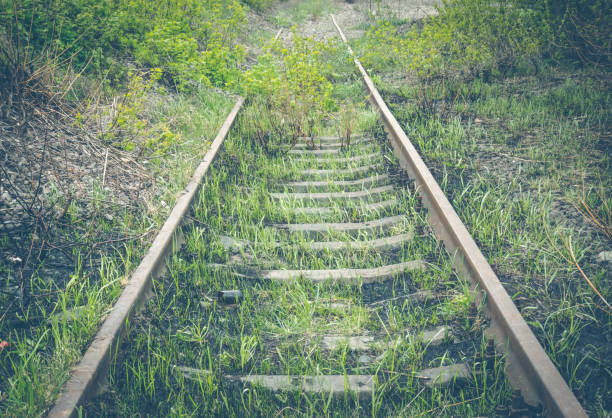 Abandoned railway line Old railway track. Abandoned grassy railway to an old abandoned mine железнодорожная перевозка stock pictures, royalty-free photos & images