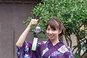 日本の風鈴と若い浴衣少女