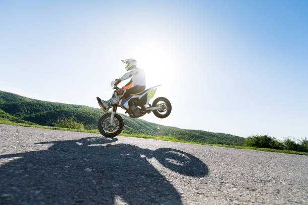 istock Skillful motorcyclist balancing on front wheel on a road. 670277246