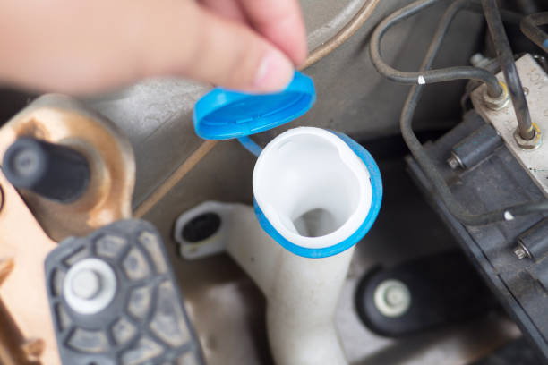 istock Fill/check the water windscreen in the the car 670330390