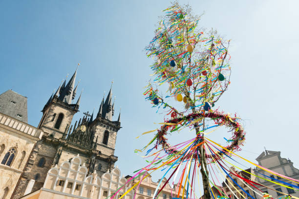 prague old town square - décoration de pâques devant l’église de tyn - tyn church photos et images de collection