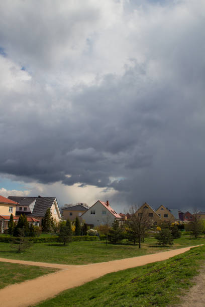nuvole tempestose sulle case suburbane - lightning house storm rain foto e immagini stock