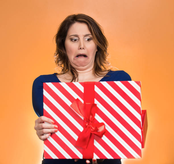 근접 촬영 초상화 중간 나이 든된 여자에 그녀가 받은 선물 상자 매우 화가 여 - pleading women business sadness 뉴스 사진 이미지