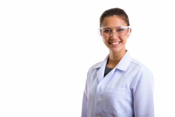 scatto in studio di giovane donna felice medico sorridente mentre indossa occhiali protettivi - lab coat women one person female foto e immagini stock
