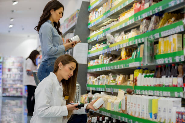 istock Shopping for organic product 670364582