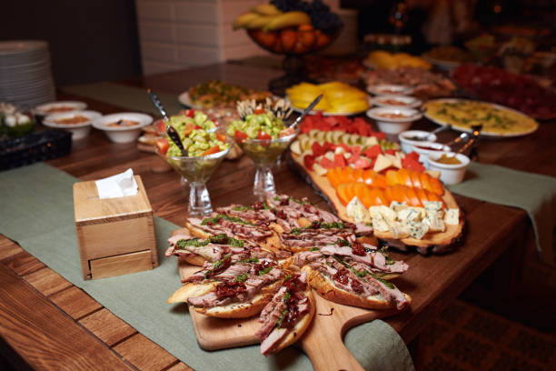 istock Unformal fourchette table with small bruschettas, guacamole and sliced vegetables 670378654