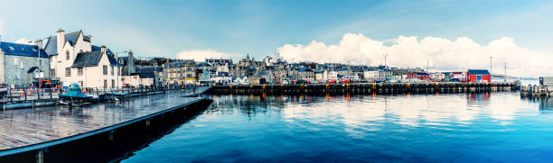 panorama miasta lerwick, szetlandy, szkocja - shetland islands zdjęcia i obrazy z banku zdjęć