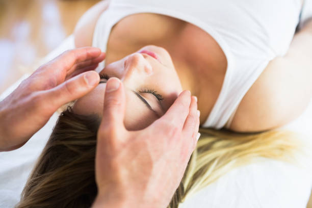 ontspannen zwangere vrouw genieten van reiki techniek - reiki-fotos stockfoto's en -beelden