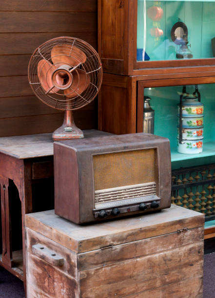 istock Vintage radio 670386428