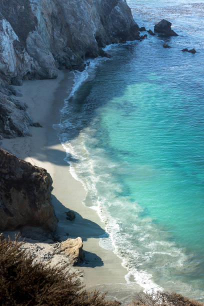 praia de califórnia costa com o oceano pacífico e falésias - route 1 pacific ocean beach cliff - fotografias e filmes do acervo