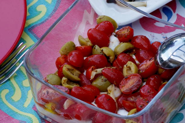 antipasti vegetariani sani - pomodori, mozzarella e olive. - mozzarella tomato salad italy foto e immagini stock