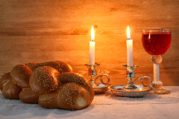 шаббат изображение. хлеб халла, шабат вино и свечи - sabbath day фотографии стоковые фото и изображения