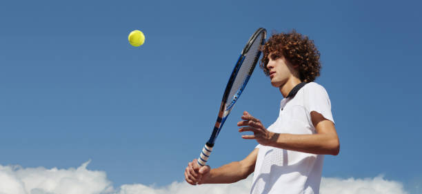 tennista con racchetta durante una partita - tennis court tennis racket forehand foto e immagini stock