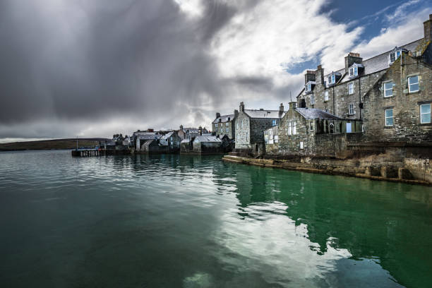 lerwick old town, shetland islands, scotland - shetlandeilanden stockfoto's en -beelden