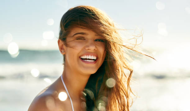 vida a gusto con una brisa del mar - beach body fotografías e imágenes de stock