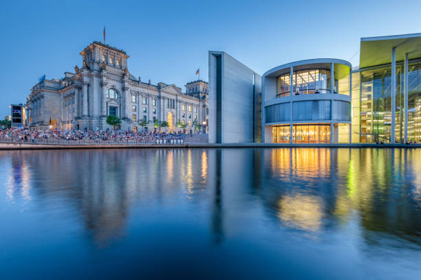 governo distrital de berlim com rio reichstag e farra no crepúsculo, central berlin mitte, alemanha - berlin germany house spree river urban scene - fotografias e filmes do acervo