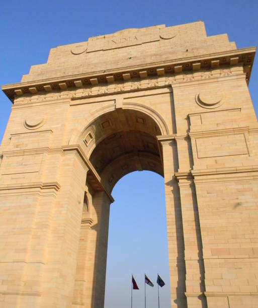 arco de la puerta de la india en nueva delhi india - new delhi taj mahal india gate fotografías e imágenes de stock