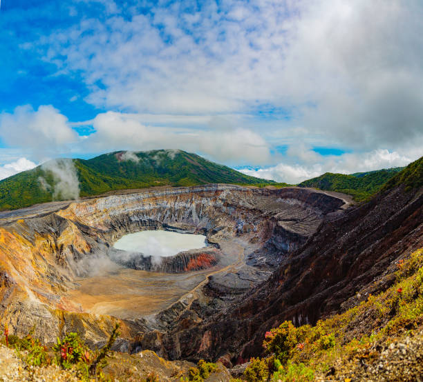 コスタリカ火山 - cloud formation ストックフォトと画像