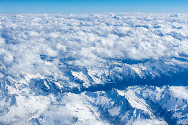 雪と雲と山の上から見る。 - mountain range earth sky airplane ストックフォトと画像