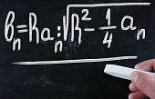 chemische-formel-auf-tafel.jpg?b=1&s=170x170&k=20&c=UM9ksoiAxxECqxUULHE8VLQC5L7FE35D-i5P1tx88LQ=