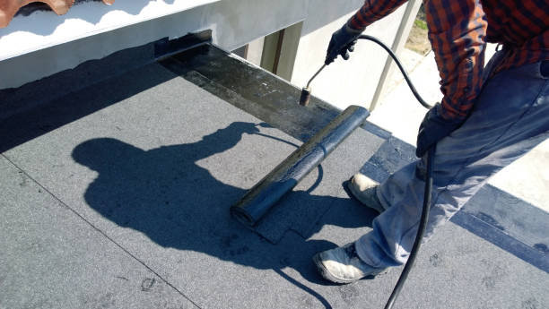 ガスヒータートーチ炎で溶融するためのビチューメン屋根の一部を準備する屋根はロールを感じました - construction worker preparation improvement new ストックフォトと画像