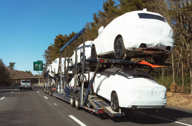 고속도로에서 자동차 수송 트럭에 의해 전달되는 새로운 자동차 - car car transporter carrying transportation 뉴스 사진 이미지