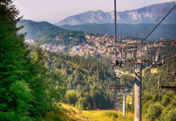 stazione della funivia - ski lift overhead cable car gondola mountain foto e immagini stock