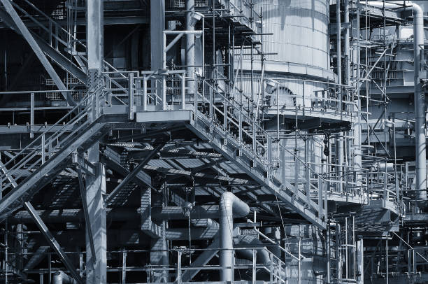 vista de oleoductos y torres de la refinería de petróleo y gas - chemical worker fotografías e imágenes de stock