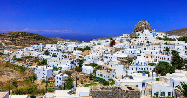 auténtica grecia- vista de la hermosa chora, isla de amorgos - greek islands table window sun fotografías e imágenes de stock