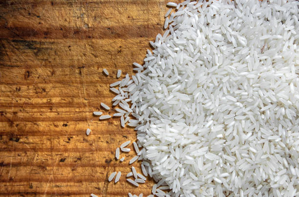 원시 흰 쌀 곡물, 나무 절단 보드, 건강 한 식습관, 다이어트, 요리와 음식 개념 - rice cereal plant white rice white 뉴스 사진 이미지