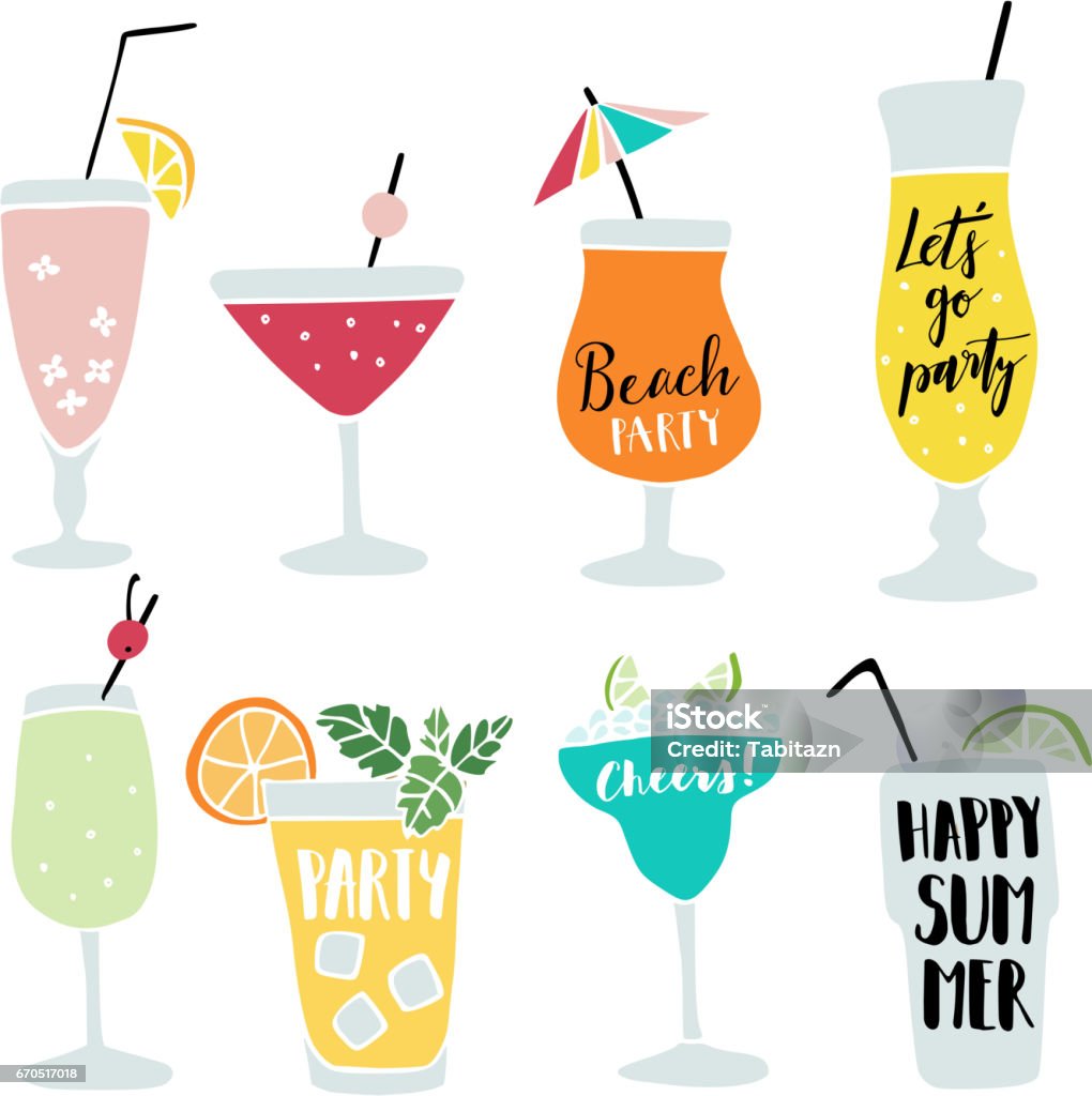 Conjunto de bebidas alcohólicas dibujado a mano, cócteles con letras entre comillas. Vacaciones de verano y playa fiesta concepto. Iconos vector aislado - arte vectorial de Cóctel - Bebida alcohólica libre de derechos