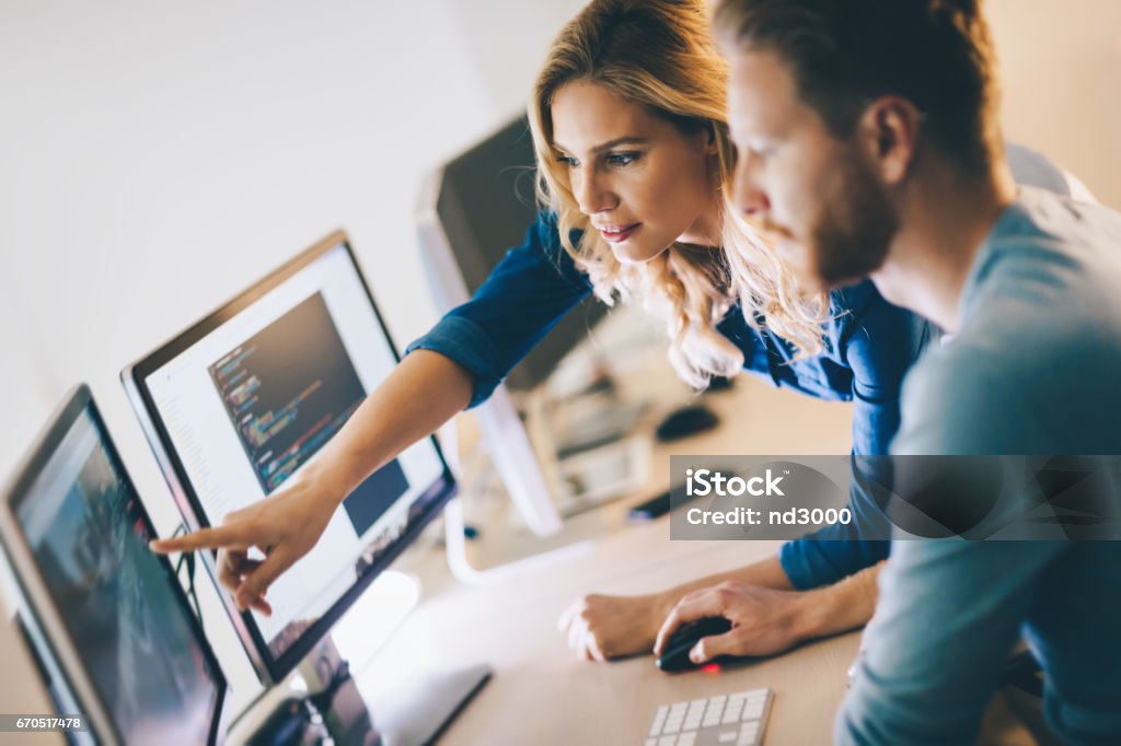 Programmierer arbeitet in einem Software-Entwicklungsbüro - Lizenzfrei Programmierer Stock-Foto