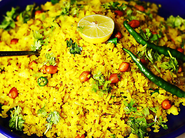 poha - snack indiani - flavored rice foto e immagini stock