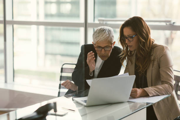 istock Businesswomen working in the office 670531862