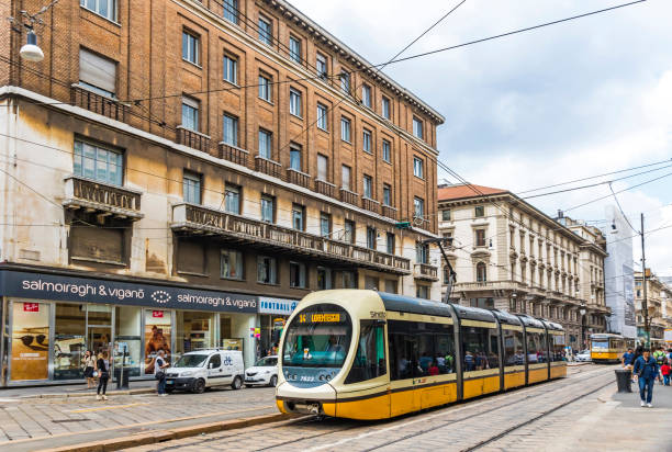 tranvía moderno en las calles de milán, italia - cable car driver transportation occupation tramway fotografías e imágenes de stock
