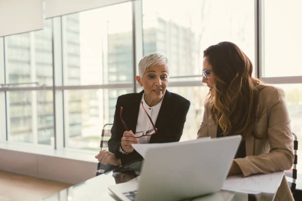 istock Businesswomen working in the office 670534914